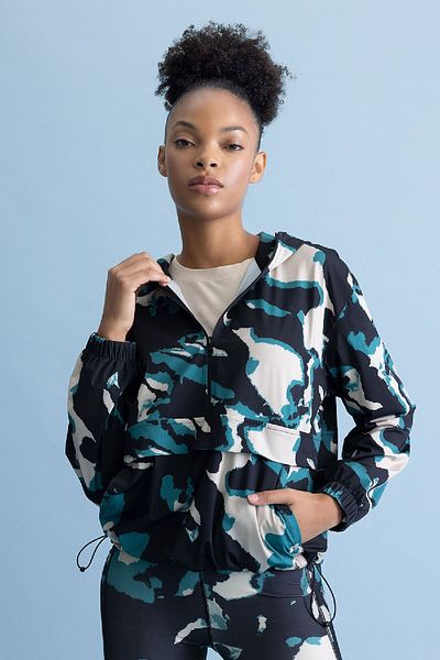 DeFacto Lockeres Sport-Sweatshirt mit Kapuze und Camouflage-Muster - B2696ax23au