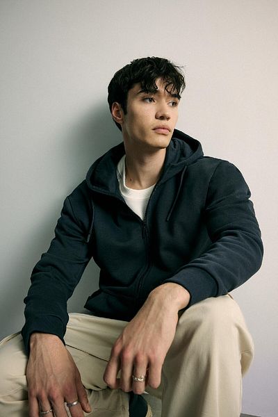 DeFacto Weiches, pelziges Basic-Sweatshirt mit Kapuze – Tasche, einfarbiger Reißverschluss X8331az24sp