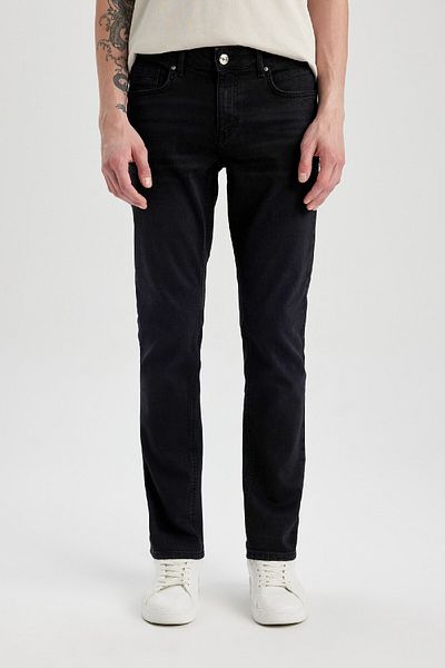 DeFacto Carlo Skinny Fit – Jeans mit normaler Taille, extra schmalem Bein S2285az24sp