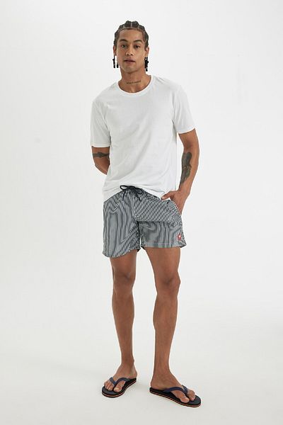 DeFacto Gestreifte, mit Mesh gefütterte, kurze Badeshorts U0024AZ24HS