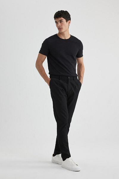 DeFacto Slim Fit Slim Fit Crew Neck Krátký rukáv Základní jednobarevné černé tričko M6608az24sp