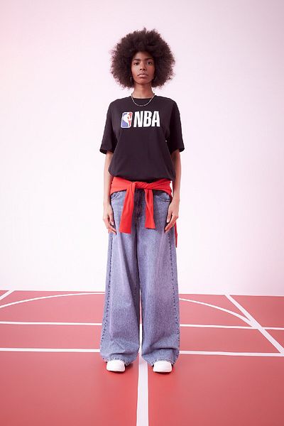DeFacto Nba Wordmark Boxy Fit - Round Neck Short Sleeve T-Shirt Z9313Az24Sp