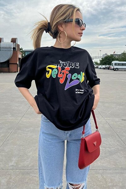 Mythologie More Self Love T-Shirt - Μαύρο εμπριμέ κοντό μανίκι με λαιμόκοψη