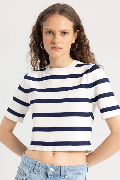 DeFacto Tailliertes Strick-T-Shirt mit Rundhalsausschnitt, Streifen, kurzärmlig C2042ax24sp