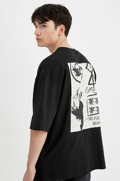 DeFacto Locker sitzendes, bedrucktes T-Shirt mit Rundhalsausschnitt und kurzen Ärmeln auf der Rückseite C1868AX24SM