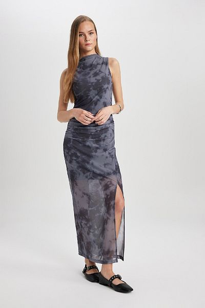 DeFacto Figurbetontes, körperbetontes, ärmelloses Maxi-Abendkleid mit Stehkragen und Schlitz aus Batik-Tüll C3063ax24sp