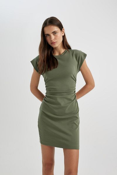 DeFacto Figurbetontes Minikleid mit Rundhalsausschnitt – Fledermausärmel C4513ax24sp