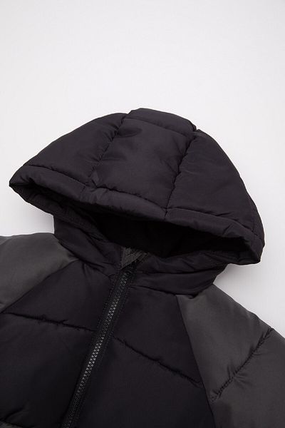 DeFacto Wasserdichte Pufferjacke mit Kapuze für Babys – Farbblockmuster, Fleecefutter A2826a524wn
