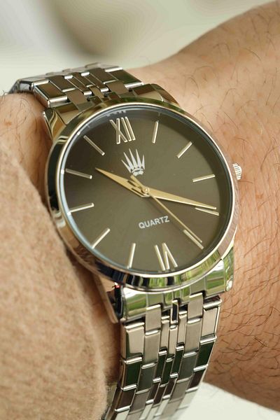 WATCHOFROYAL Rustic Silver Black Quartz Wristwatch
