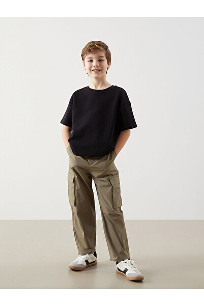 LC Waikiki بنطلون كارجو للأولاد من أوزماركا للموسم الجديد مع خصر مطاطي