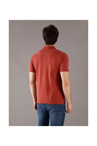 Calvin Klein تي شيرت رجالي ذو ياقة بولو من القطن العضوي باللون الأحمر مع شعار العلامة التجارية K10K 111196 -XAH