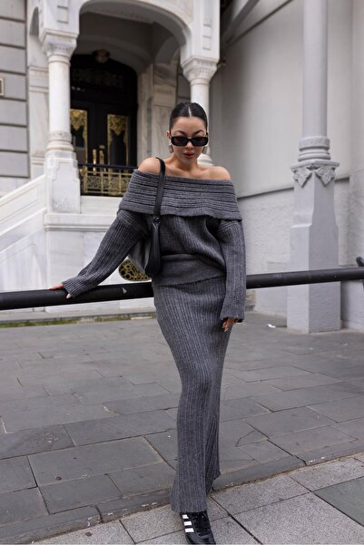 Askı Nişantaşı طقم تريكو أنثراسايت بياقة Degaje - مع تنورة