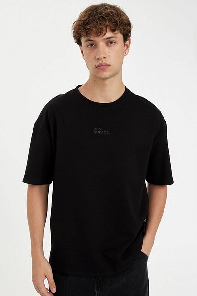 DeFacto Comfort Regular Fit Άνετη εφαρμογή Crew Neck Heavy ύφασμα κοντομάνικο μαύρο μπλουζάκι C6140ax24au