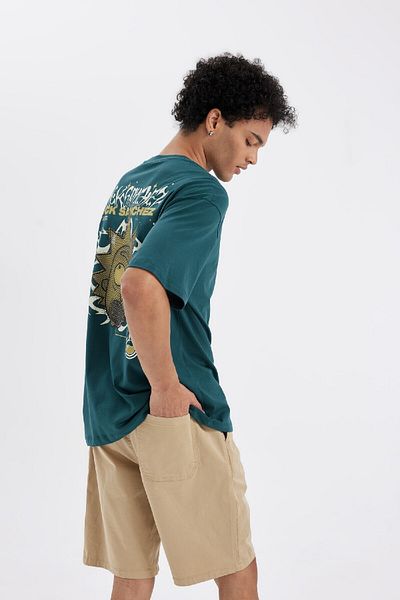 DeFacto Rick And Morty Boxy Fit Kurzarm-T-Shirt mit Rundhalsausschnitt und bedrucktem Rücken C5868ax24hs