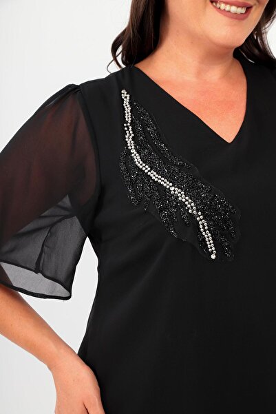 Metpoint Rochie neagră din șifon cu imprimeu cu pietre mari