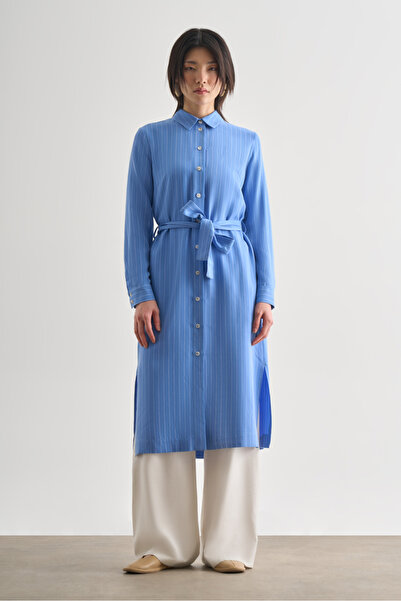 Mizalle Mavi İnce Çizgili Kuşaklı Midi Gömlek Elbise