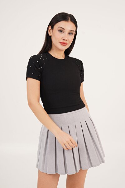 Hipo Trend Basic μαύρο μπλουζάκι με λεπτομέρεια από πέρλα μανίκια