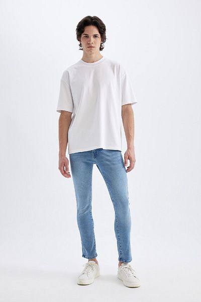 DeFacto Pedro Slim Fit Jeans mit Skinny-Bein und normaler Taille - D1832AX24SM