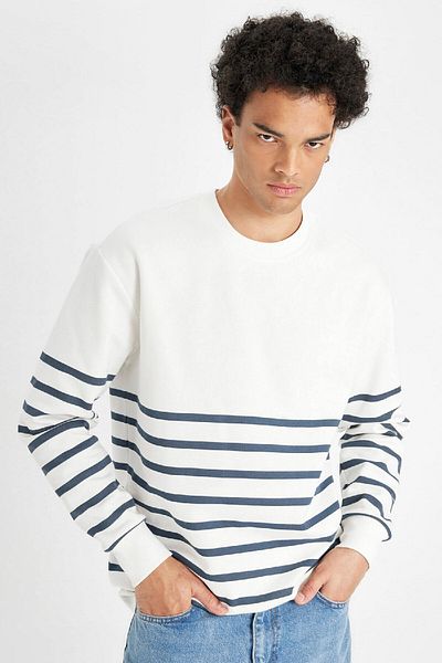 DeFacto Bequeme Passform – Gestreiftes Sweatshirt mit Rundhalsausschnitt D2397ax24au