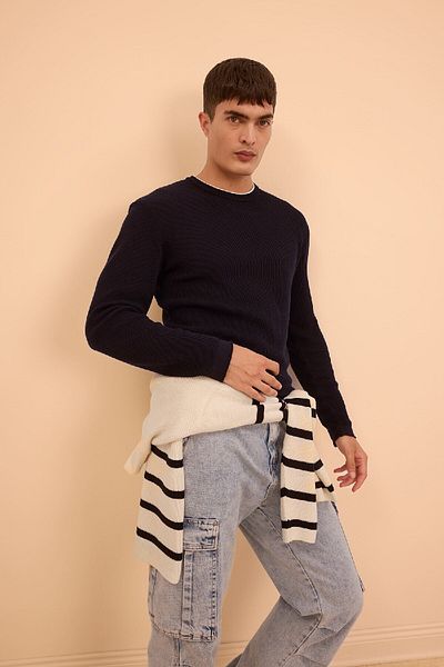 DeFacto Relax Fit Rundhalsausschnitt Kragen Innen gekämmt Detaillierte Baumwolle Trikot Pullover D3290ax24au