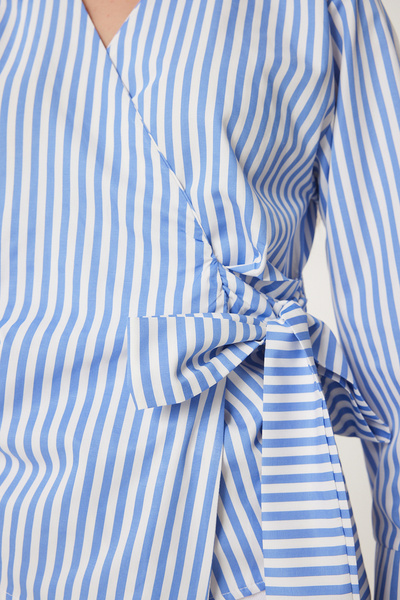 Happiness İstanbul Bluză din popelin înfășurată cu guler triunghi pentru femei cu dungi albastre și albe US00961