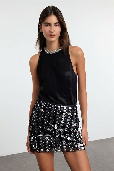 Trendyol Collection Czarna duża cekinowa dzianinowa spódnica mini TPRAW25ET00005
