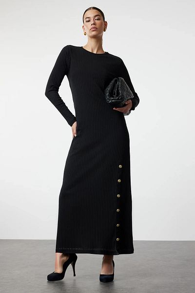 Trendyol Modest Šňůrové černé pletené šaty - Detail knoflíku TCTAW25EB00061