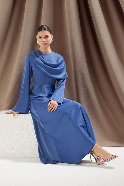 Trendyol Modest Saténové večerní šaty s detailem modrého šátku Tctss25Db00009