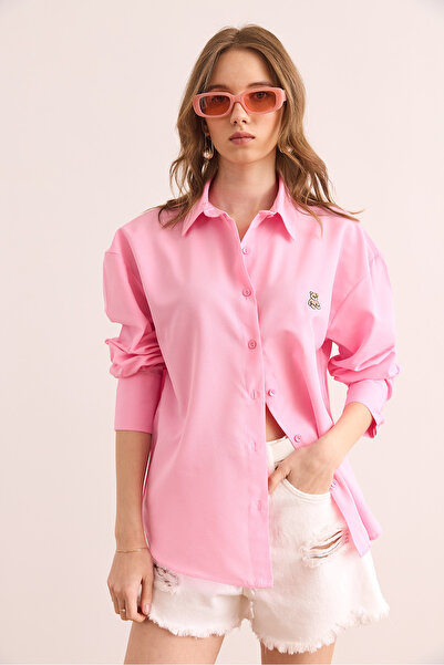 Olalook Kadın Şeker Pembe Düğmeli Ayıcık Nakışlı Gömlek GML-19001287