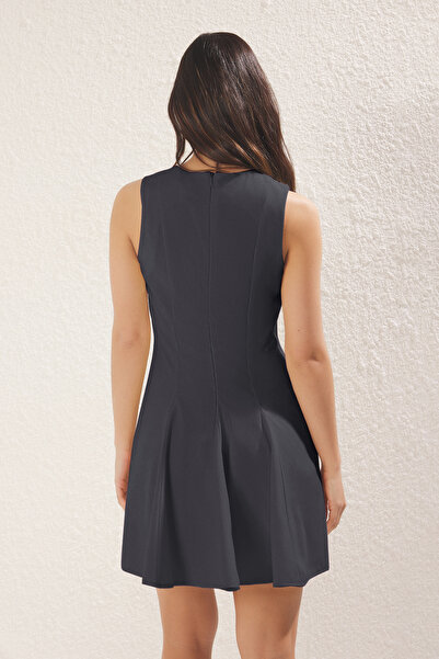 Trendyol Collection Antracitové skater/sukně s výstřihem do pasu Mini polyviscon tkané šaty TWOAW25EL00244