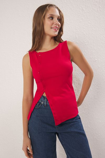 Trendyol Collection Asymmetrisch geschnittene/figurbetonte Strickbluse mit roten Knöpfen TWOSS25BZ00394