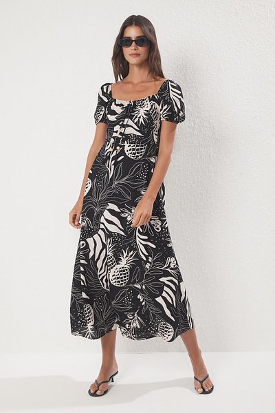 Trendyol Collection Czarna spódnica w kwiaty z rozcięciem w talii i wiązaniem, długa sukienka tkana TWOSS25EL00657