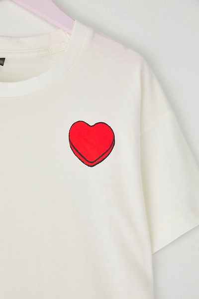 TRENDYOLKIDS Ecru Dámské dětské bavlněné tričko s krátkým rukávem s potiskem srdce TKDSS25TS00096