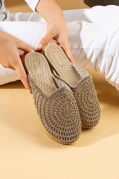FUGA MODA Чехли с бродерия от норка в кръгла форма и затворени пръсти от слама от Отава