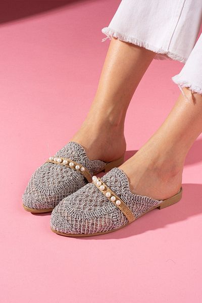 FUGA MODA Παντόφλες Monica Grey Straw με κεντημένο μαργαριτάρι με κλειστή μπροστινή πλευρά