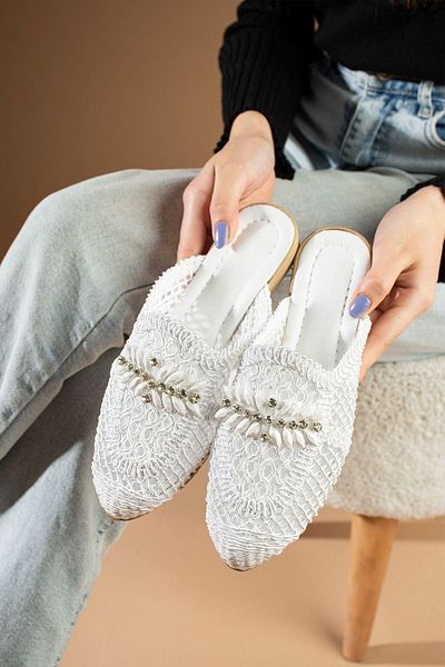 FUGA MODA Papuci brodați din paie cu frunze de culoare albă Karzev