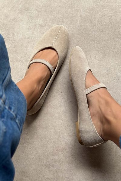 NİŞANTAŞI SHOES Arjun Beige Damen-Ballerinas aus echtem Wildleder mit einem Riemen und flacher Sohle
