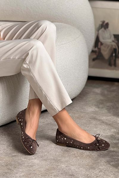 NİŞANTAŞI SHOES Bobby Bitter Brown Damen-Ballerinas aus echtem Wildleder mit Accessoire-Detail und flacher Sohle