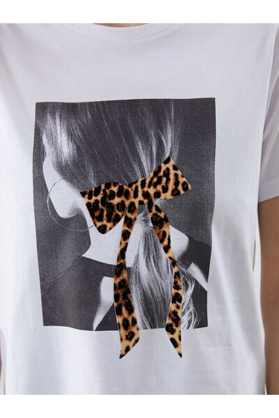 LC Waikiki Γυναικείο μπλουζάκι LCW Vision White Crew Neck Ribbon με τύπωμα