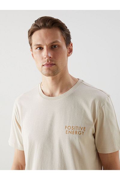 LC Waikiki Ανδρικό μπλουζάκι LCW ECO Beige Crew Neck με στάμπα από βαμβακερό χτενισμένο βαμβάκι