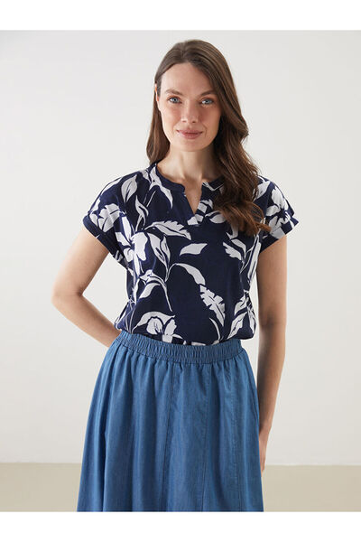 LC Waikiki Γυναικείο μπλουζάκι με λαιμόκοψη σε μπλε ναυτικό χρώμα και φλοράλ ...