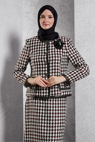 Alvina 30502 Costum cu fustă detaliată broșă model