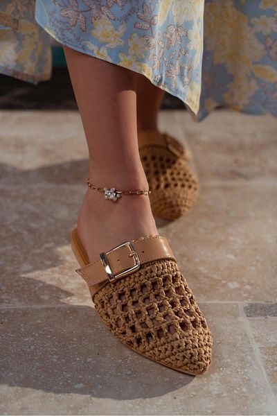 NİŞANTAŞI SHOES Καλύτερες γυναικείες παντόφλες με επίπεδη σόλα με λεπτομέρεια καφέ πλεκτή ζώνη