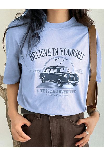 CLAYES Тениска с овърсайз принт - Believe In Yourself в бебешко синьо