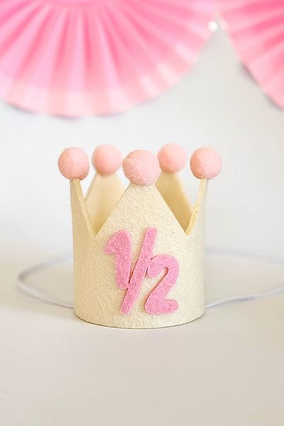 Niksy Design Mini coroană de aniversare cu pompon roz 1/2 - Pălărie de petrecere pentru fetiță de jumătate de vârstă