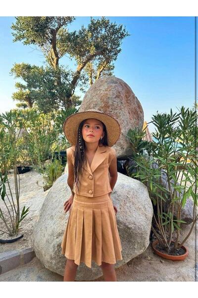 Hilal Akıncı Kids Комплект от 3 части за момиче с подплатена жилетка с копчета и бяло боди, плисирана пола