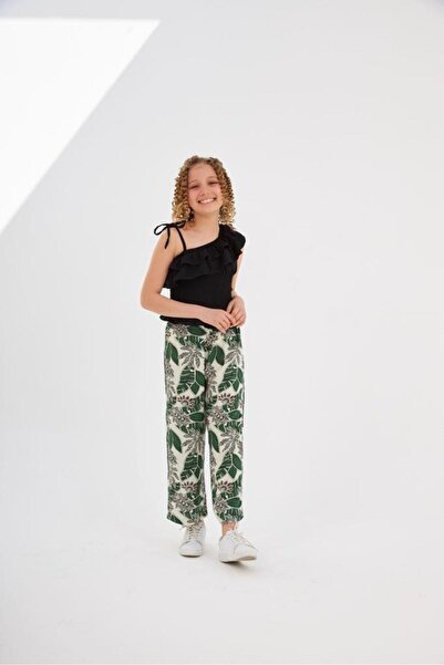 Hilal Akıncı Kids Devojčin komplet: crna bluza na jedno rame i pantalone sa u...