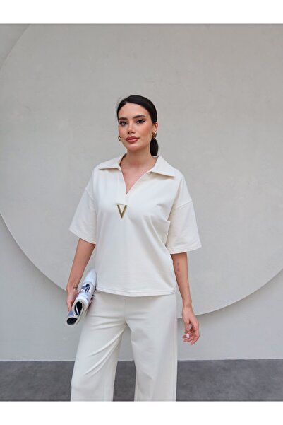 ESRAHELVACI Κοντομάνικο αθλητικό κοστούμι με χρυσά V αξεσουάρ