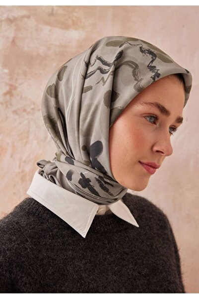 Fresh وشاح حريري قطني منقوش من AURA - رمادي فاتح