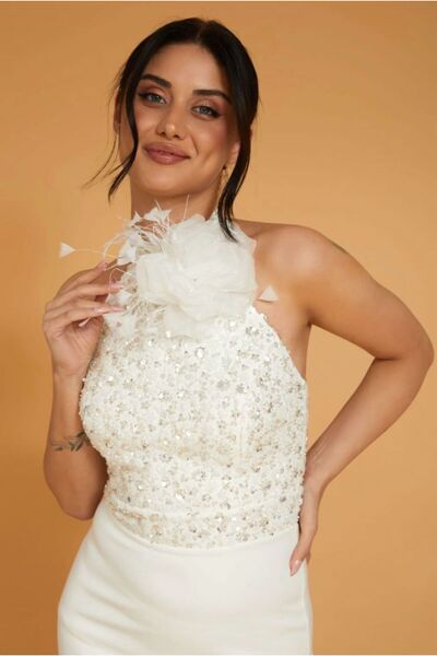 AzraKotan AZRA KOTAN BOYUNDAN BAĞLAMALI GÜL DETAYLI NİKAH ELBİSESİ